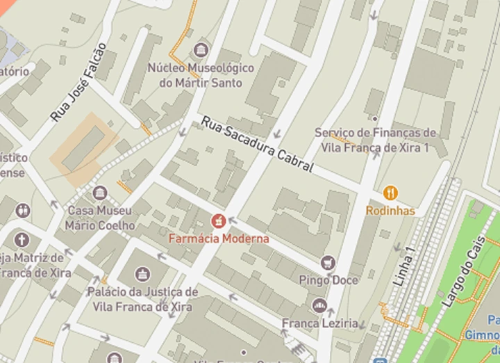 Mapa mostrando o centro de Vila Franca de Xira, Portugal, com ruas próximas, lojas e pontos de referência locais.